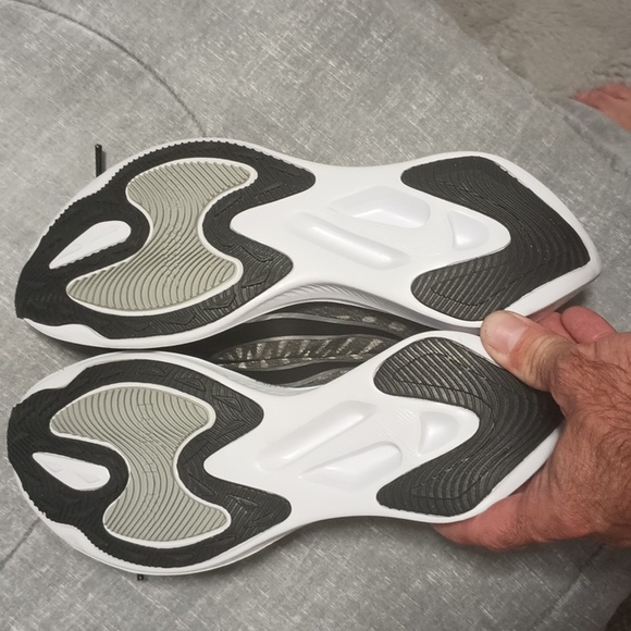 Women's Nike shoes - Picture 2 of 4